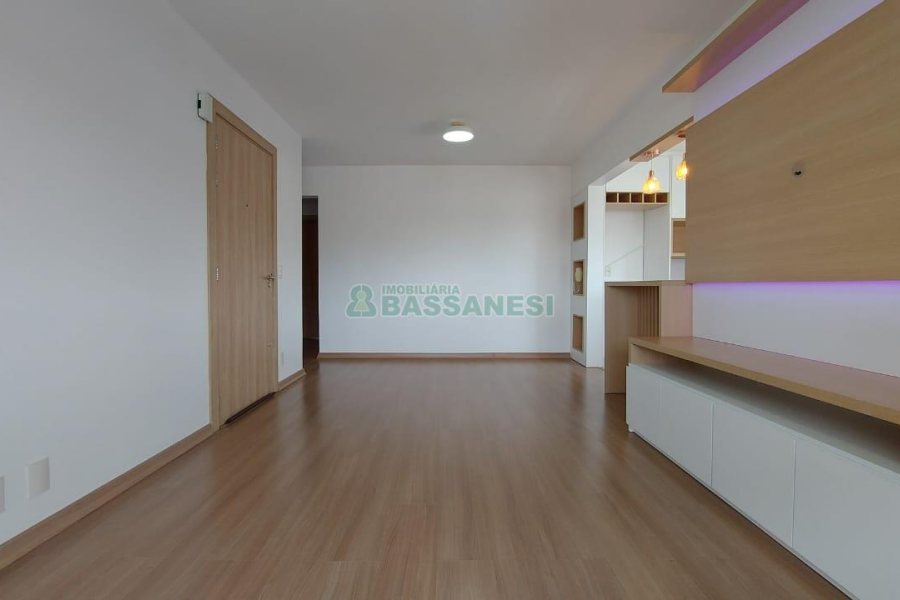 Apto Mobiliado com 79m², 2 dormitórios, 2 vagas, no bairro Medianeira em Caxias do Sul para Alugar