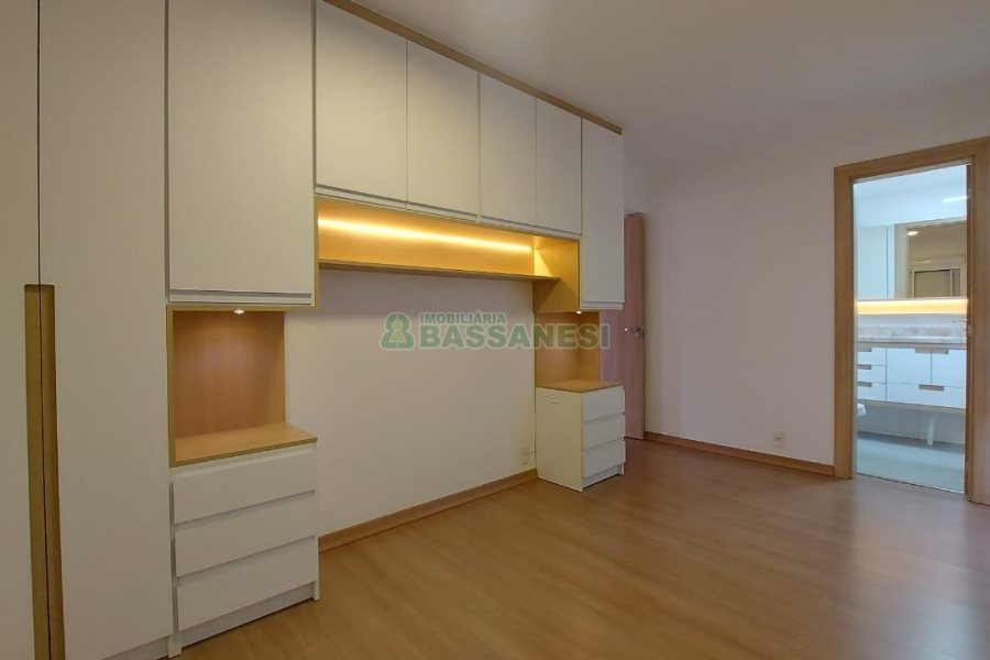 Apto Mobiliado com 79m², 2 dormitórios, 2 vagas, no bairro Medianeira em Caxias do Sul para Alugar