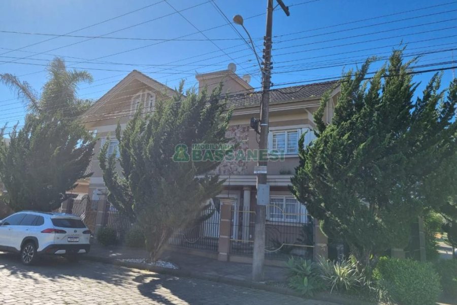 Casa com 331m², 4 dormitórios, 2 vagas, no bairro Moinhos de Vento em Caxias do Sul para Comprar