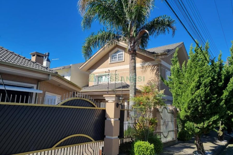 Casa com 331m², 4 dormitórios, 2 vagas, no bairro Moinhos de Vento em Caxias do Sul para Comprar