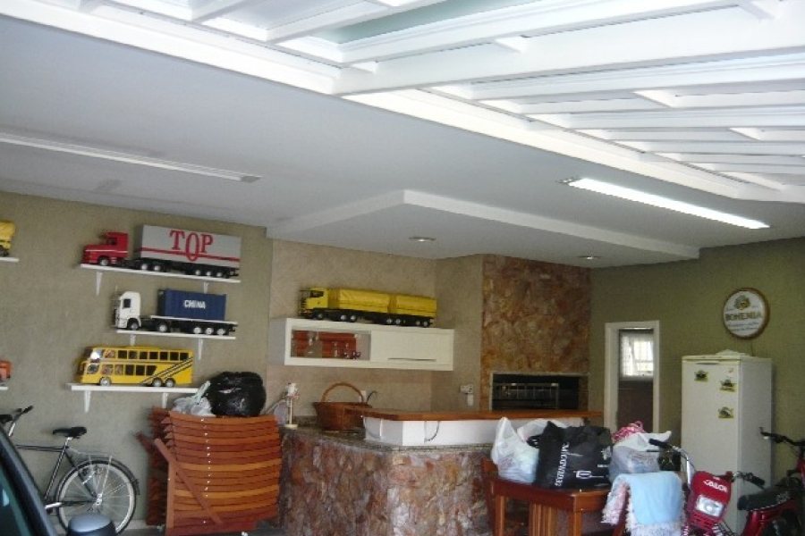 Casa com 331m², 4 dormitórios, 2 vagas, no bairro Moinhos de Vento em Caxias do Sul para Comprar