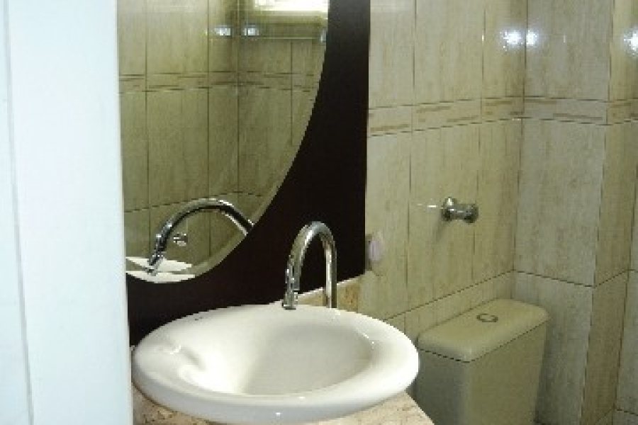 Casa com 331m², 4 dormitórios, 2 vagas, no bairro Moinhos de Vento em Caxias do Sul para Comprar