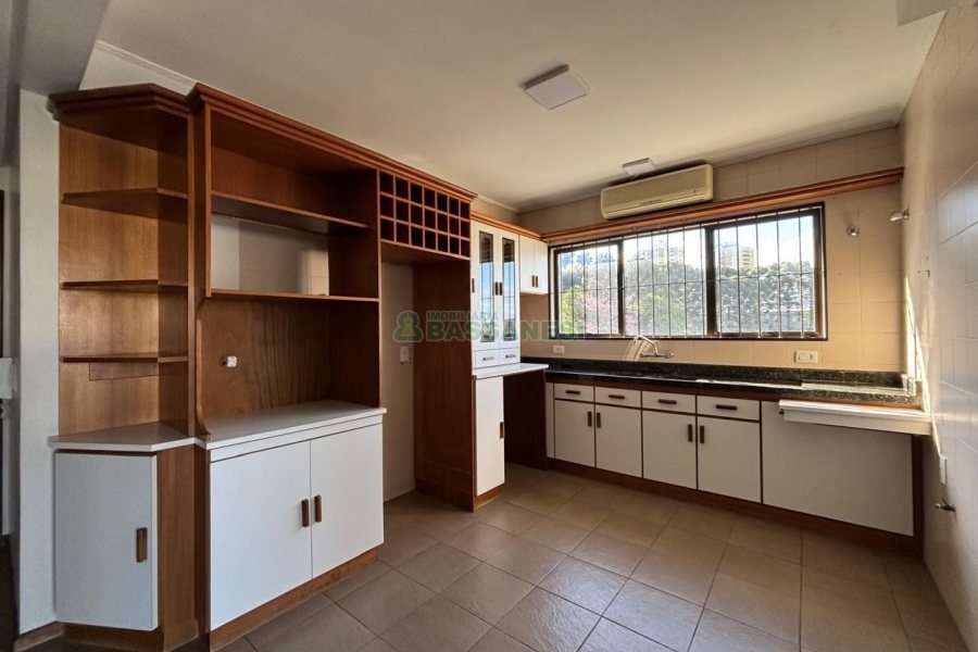 Casa com 156m², 3 dormitórios, 5 vagas, no bairro São Pelegrino em Caxias do Sul para Alugar