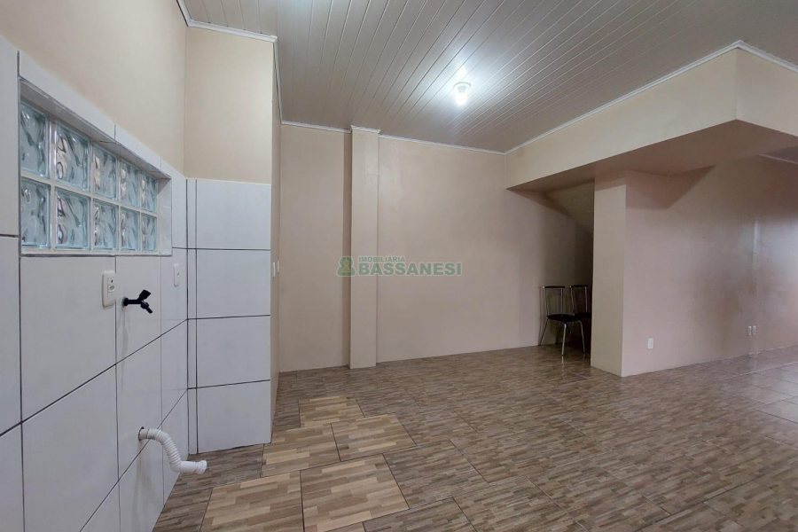Casa com 94m², 2 dormitórios, 1 vaga, no bairro Interlagos em Caxias do Sul para Alugar