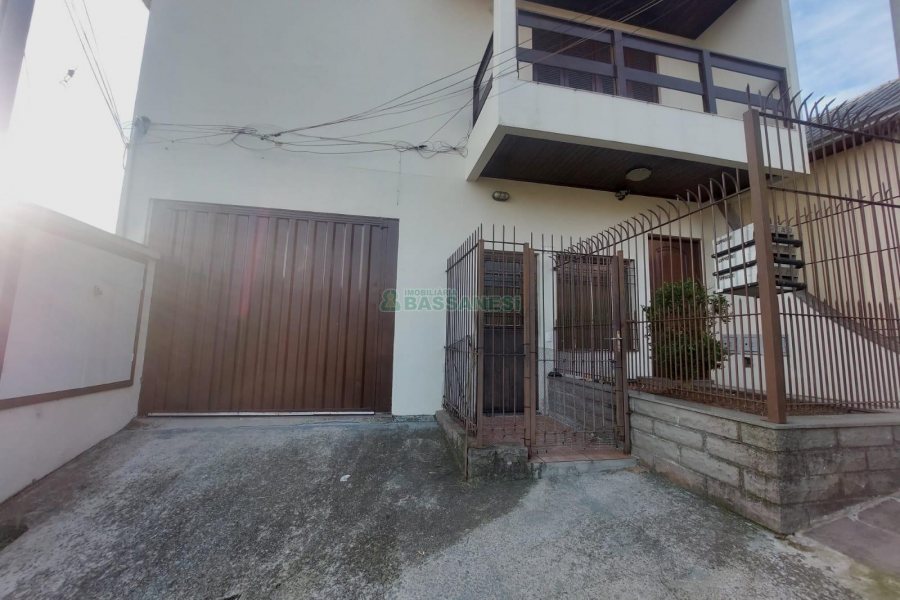 Casa com 94m², 2 dormitórios, 1 vaga, no bairro Interlagos em Caxias do Sul para Alugar