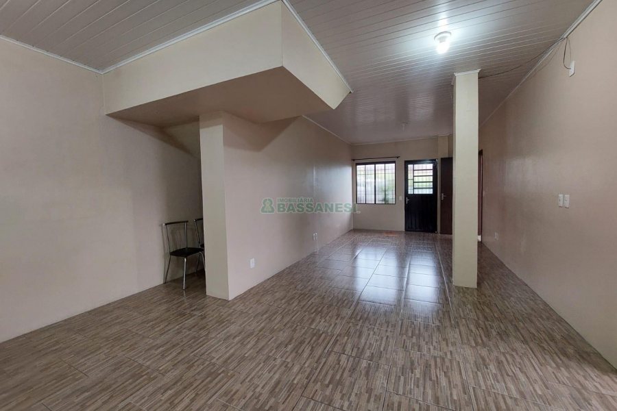 Casa com 94m², 2 dormitórios, 1 vaga, no bairro Interlagos em Caxias do Sul para Alugar
