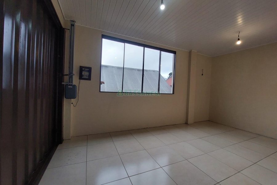 Casa com 94m², 2 dormitórios, 1 vaga, no bairro Interlagos em Caxias do Sul para Alugar
