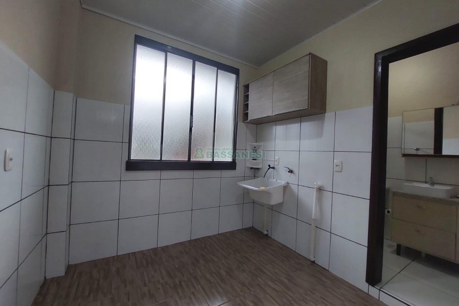 Casa com 94m², 2 dormitórios, 1 vaga, no bairro Interlagos em Caxias do Sul para Alugar
