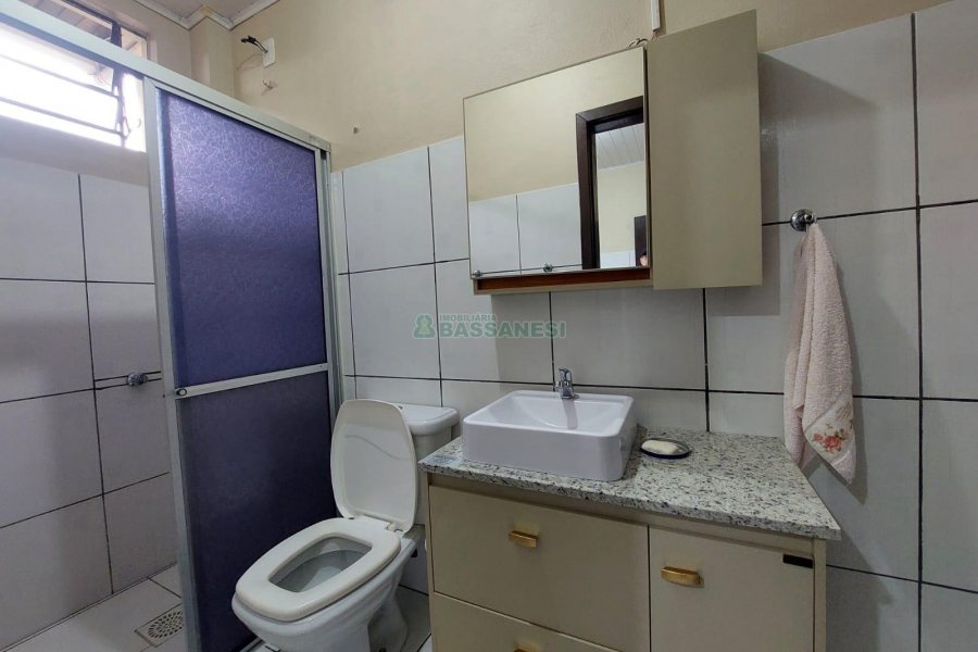 Casa com 94m², 2 dormitórios, 1 vaga, no bairro Interlagos em Caxias do Sul para Alugar