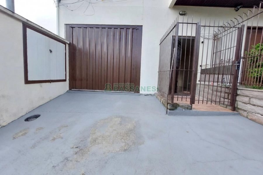 Casa com 94m², 2 dormitórios, 1 vaga, no bairro Interlagos em Caxias do Sul para Alugar