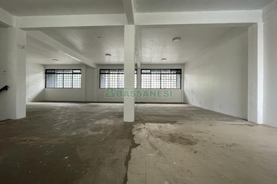 Pavilhão com 620m², no bairro Exposição em Caxias do Sul para Alugar