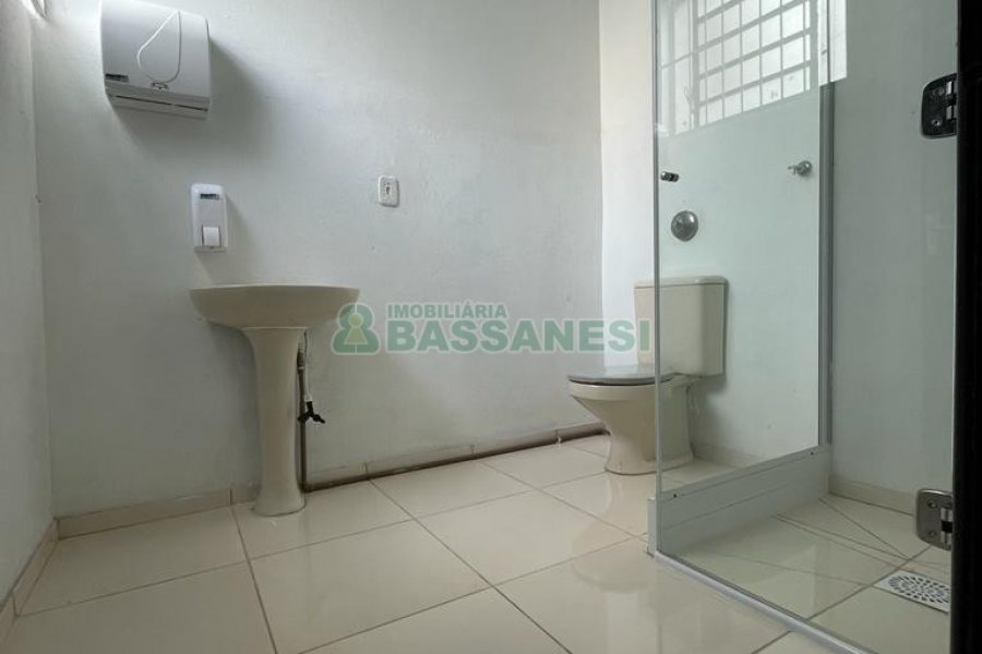 Pavilhão com 620m², no bairro Exposição em Caxias do Sul para Alugar