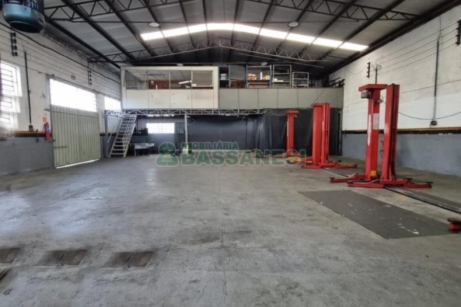 Pavilhão com 350m², no bairro Pio X em Caxias do Sul para Alugar