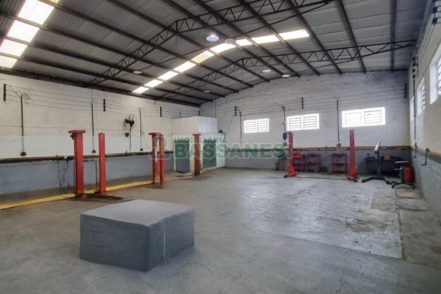 Pavilhão com 350m², no bairro Pio X em Caxias do Sul para Alugar