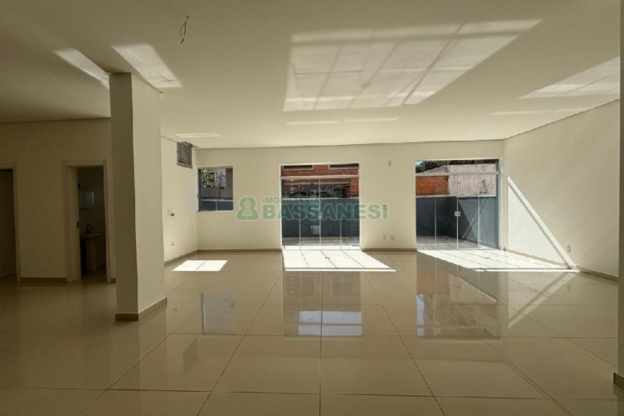 Loja com 230m², no bairro Exposição em Caxias do Sul para Alugar