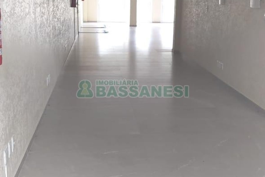 Loja com 330m², no bairro Panazzolo em Caxias do Sul para Alugar