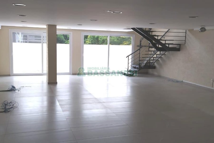 Loja com 330m², no bairro Panazzolo em Caxias do Sul para Alugar