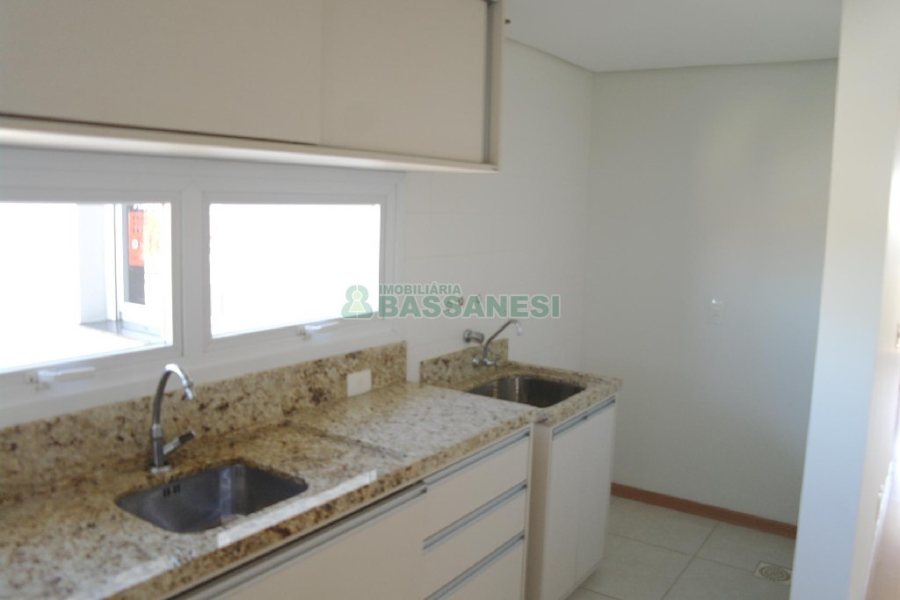 Apartamento com 85m², 2 dormitórios, 2 vagas, no bairro Sagrada Família em Caxias do Sul para Comprar