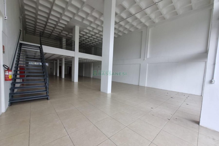 Loja com 350m², no bairro Desvio Rizzo em Caxias do Sul para Alugar
