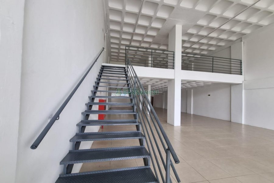 Loja com 350m², no bairro Desvio Rizzo em Caxias do Sul para Alugar