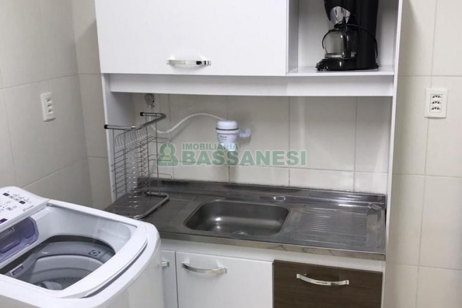 Kitinete Mobiliado com 35m², 1 dormitório, no bairro Centro em Caxias do Sul para Alugar