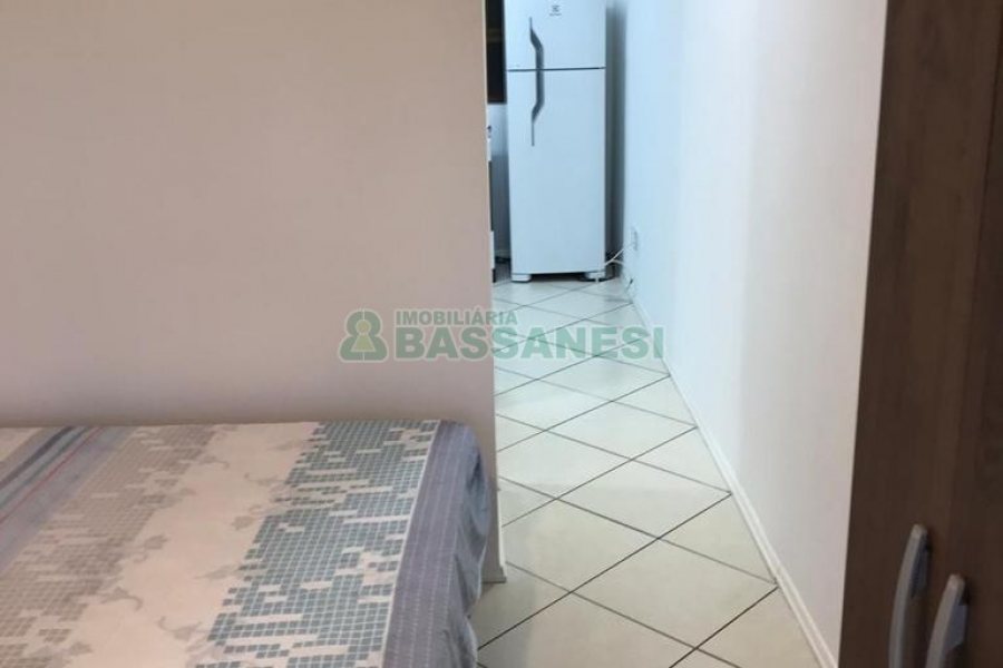 Kitinete Mobiliado com 35m², 1 dormitório, no bairro Centro em Caxias do Sul para Alugar