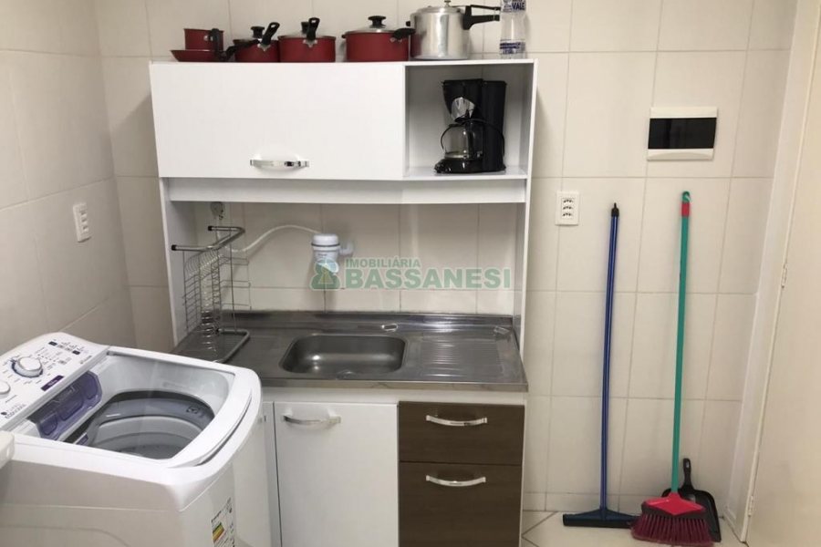 Kitinete Mobiliado com 35m², 1 dormitório, no bairro Centro em Caxias do Sul para Alugar