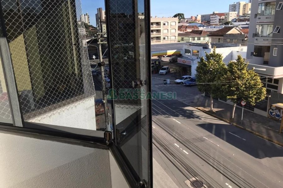 Kitinete Mobiliado com 35m², 1 dormitório, no bairro Centro em Caxias do Sul para Alugar