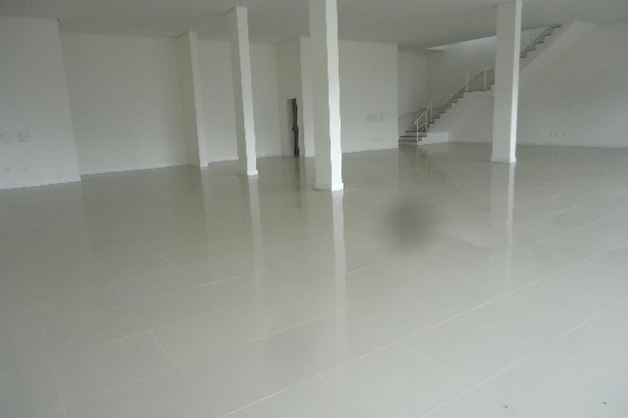 Loja com 610m², no bairro Universitário em Caxias do Sul para Alugar