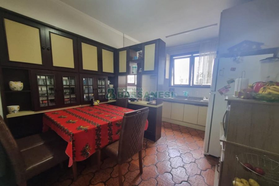 Apartamento com 112m², 3 dormitórios, 1 vaga, no bairro Centro em Caxias do Sul para Comprar