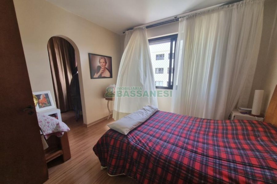 Apartamento com 112m², 3 dormitórios, 1 vaga, no bairro Centro em Caxias do Sul para Comprar