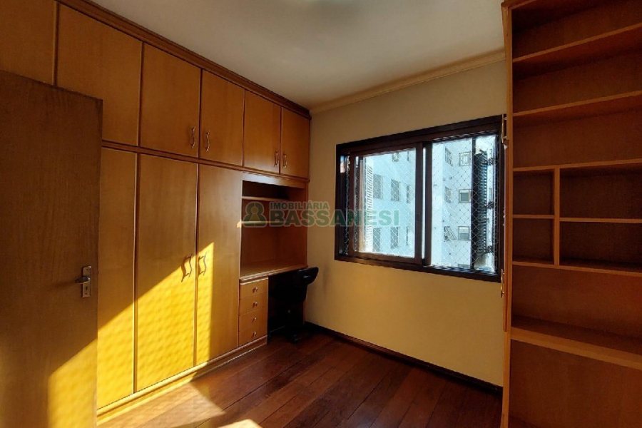 Apto Mobiliado com 112m², 4 dormitórios, 2 vagas, no bairro Lourdes em Caxias do Sul para Alugar