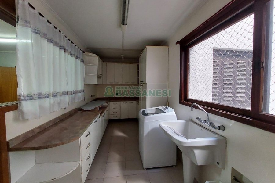 Apto Mobiliado com 112m², 4 dormitórios, 2 vagas, no bairro Lourdes em Caxias do Sul para Alugar