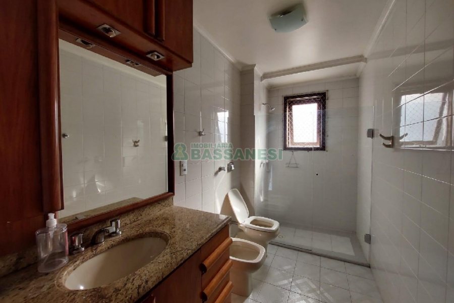 Apto Mobiliado com 112m², 4 dormitórios, 2 vagas, no bairro Lourdes em Caxias do Sul para Alugar