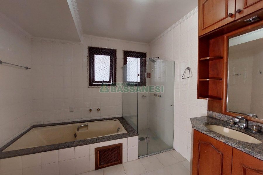 Apto Mobiliado com 112m², 4 dormitórios, 2 vagas, no bairro Lourdes em Caxias do Sul para Alugar