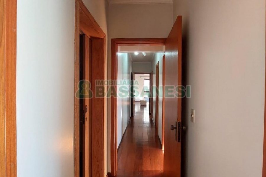 Apto Mobiliado com 112m², 4 dormitórios, 2 vagas, no bairro Lourdes em Caxias do Sul para Alugar