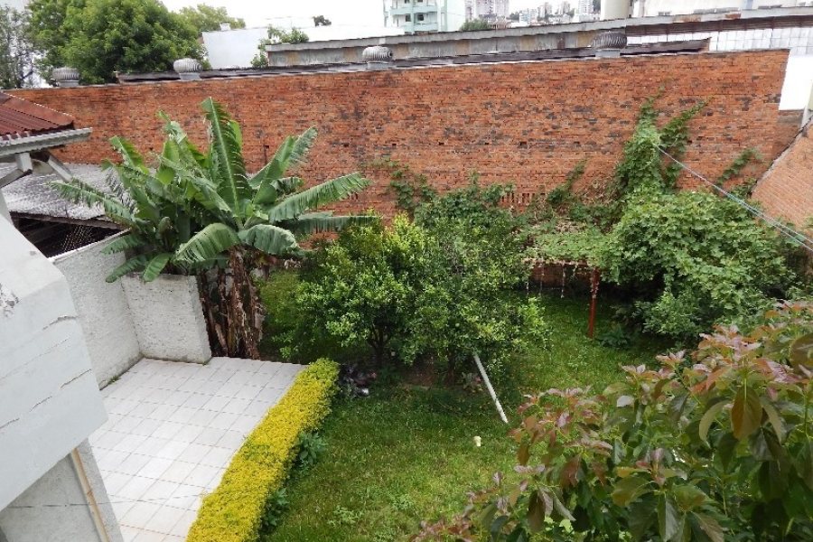 Casa Comercial com 242m², 4 dormitórios, 1 vaga, no bairro Centro em Caxias do Sul para Comprar