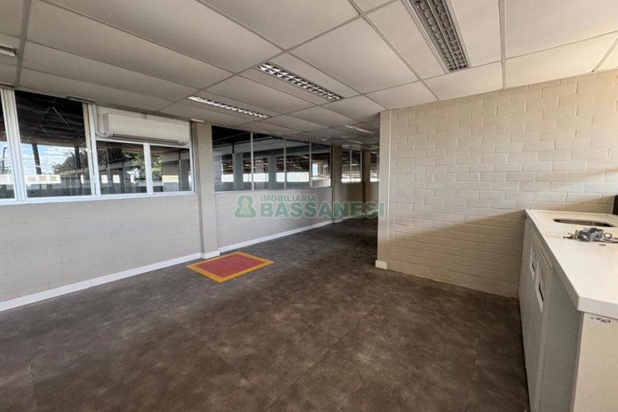 Pavilhão com 3000m², no bairro Cidade Nova em Caxias do Sul para Alugar