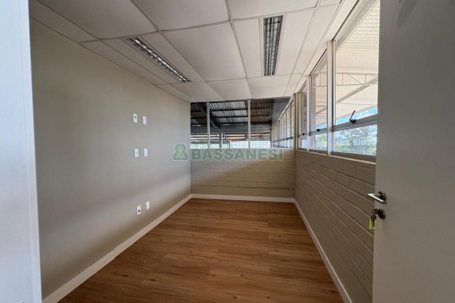 Pavilhão com 3000m², no bairro Cidade Nova em Caxias do Sul para Alugar