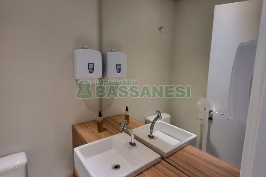 Sala com 63m², 2 vagas, no bairro São Pelegrino em Caxias do Sul para Comprar