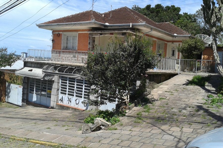 Casa com 200m², 3 dormitórios, 1 vaga, no bairro Rio Branco em Caxias do Sul para Comprar