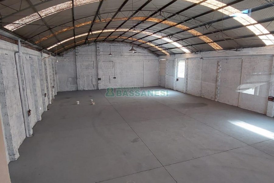 Pavilhão com 450m², no bairro Santa Catarina em Caxias do Sul para Alugar