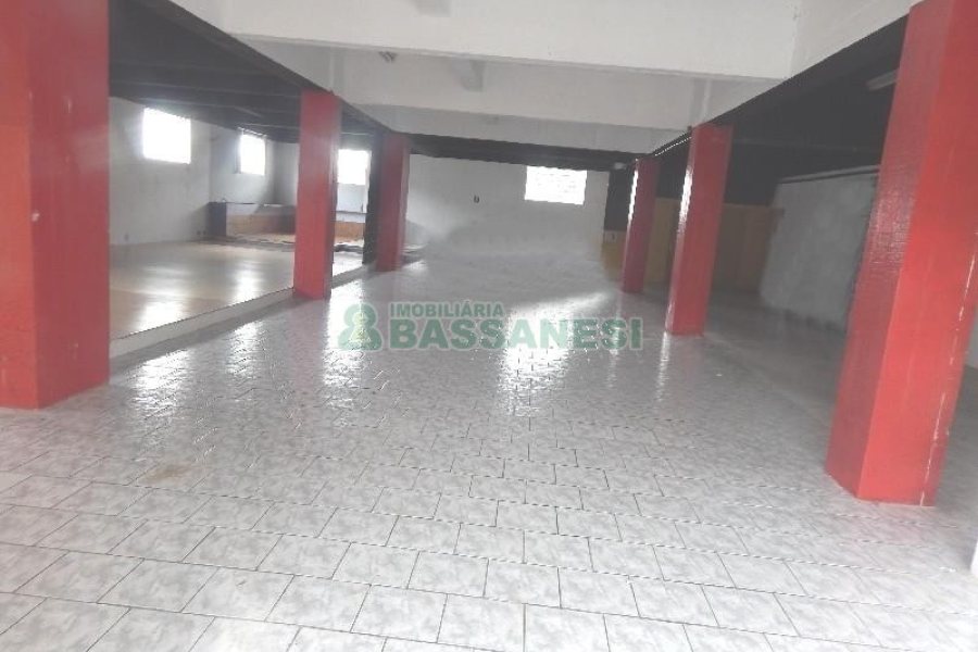 Loja com 300m², no bairro Sagrada Família em Caxias do Sul para Alugar