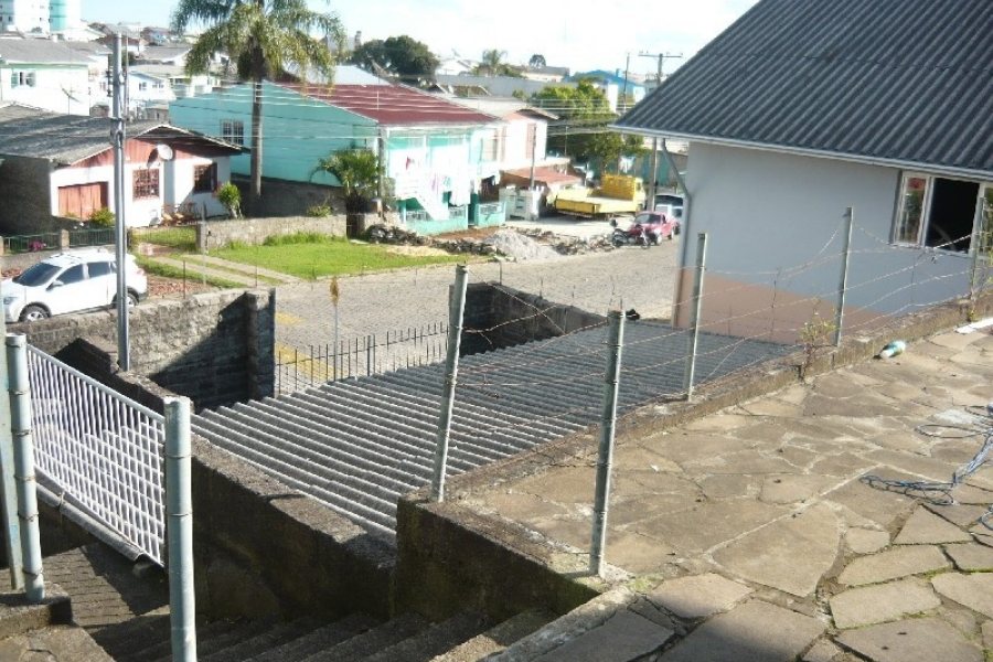 Casa com 120m², 4 dormitórios, 1 vaga, no bairro Fatima em Caxias do Sul para Comprar