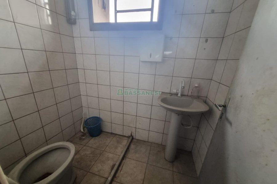 Pavilhão com 873m², no bairro Santa Fé em Caxias do Sul para Alugar