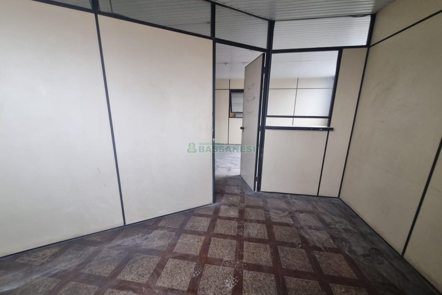 Pavilhão com 873m², no bairro Santa Fé em Caxias do Sul para Alugar