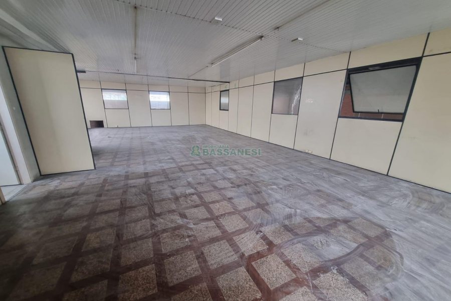 Pavilhão com 873m², no bairro Santa Fé em Caxias do Sul para Alugar