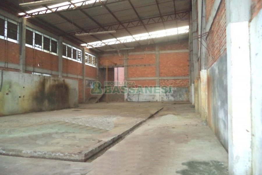 Pavilhão com 873m², no bairro Santa Fé em Caxias do Sul para Alugar