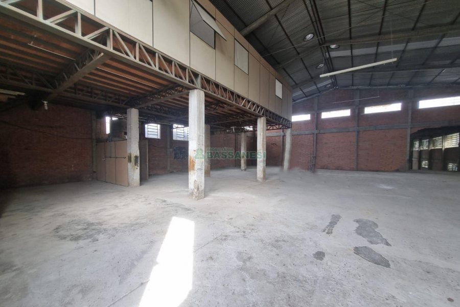 Pavilhão com 873m², no bairro Santa Fé em Caxias do Sul para Alugar