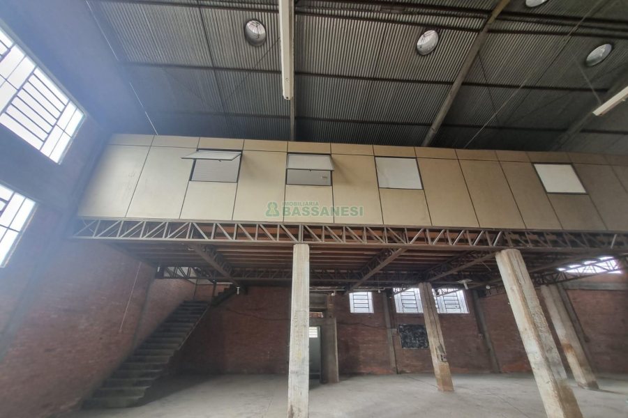 Pavilhão com 873m², no bairro Santa Fé em Caxias do Sul para Alugar